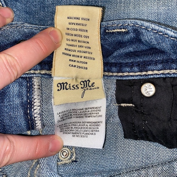 Miss Me crop jeans Rhinestone pockets, silver stitching. Size 30 - Picture 9 of 10
